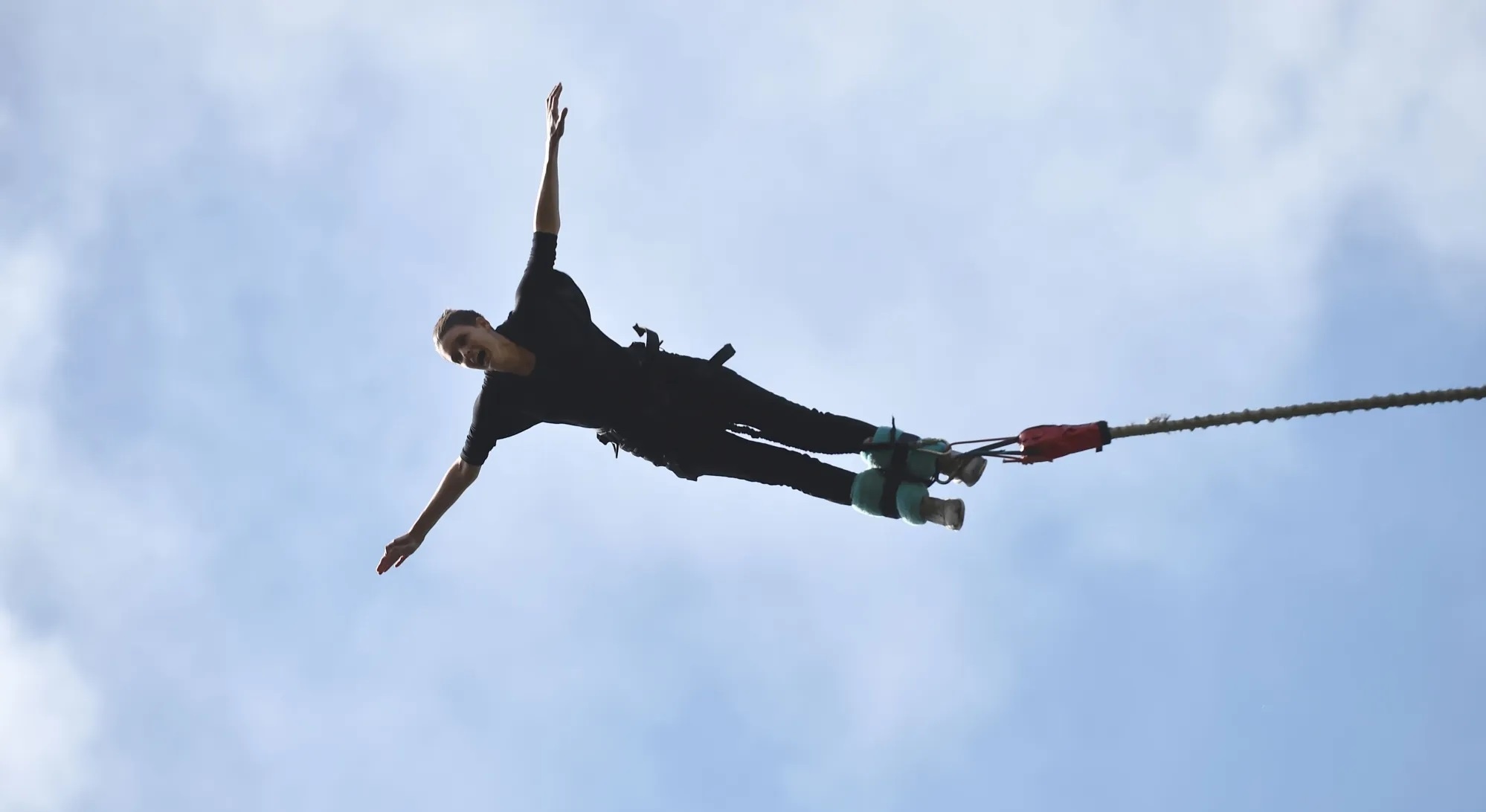 Tourist in Thailand throws himself on a bungee but the rope broke