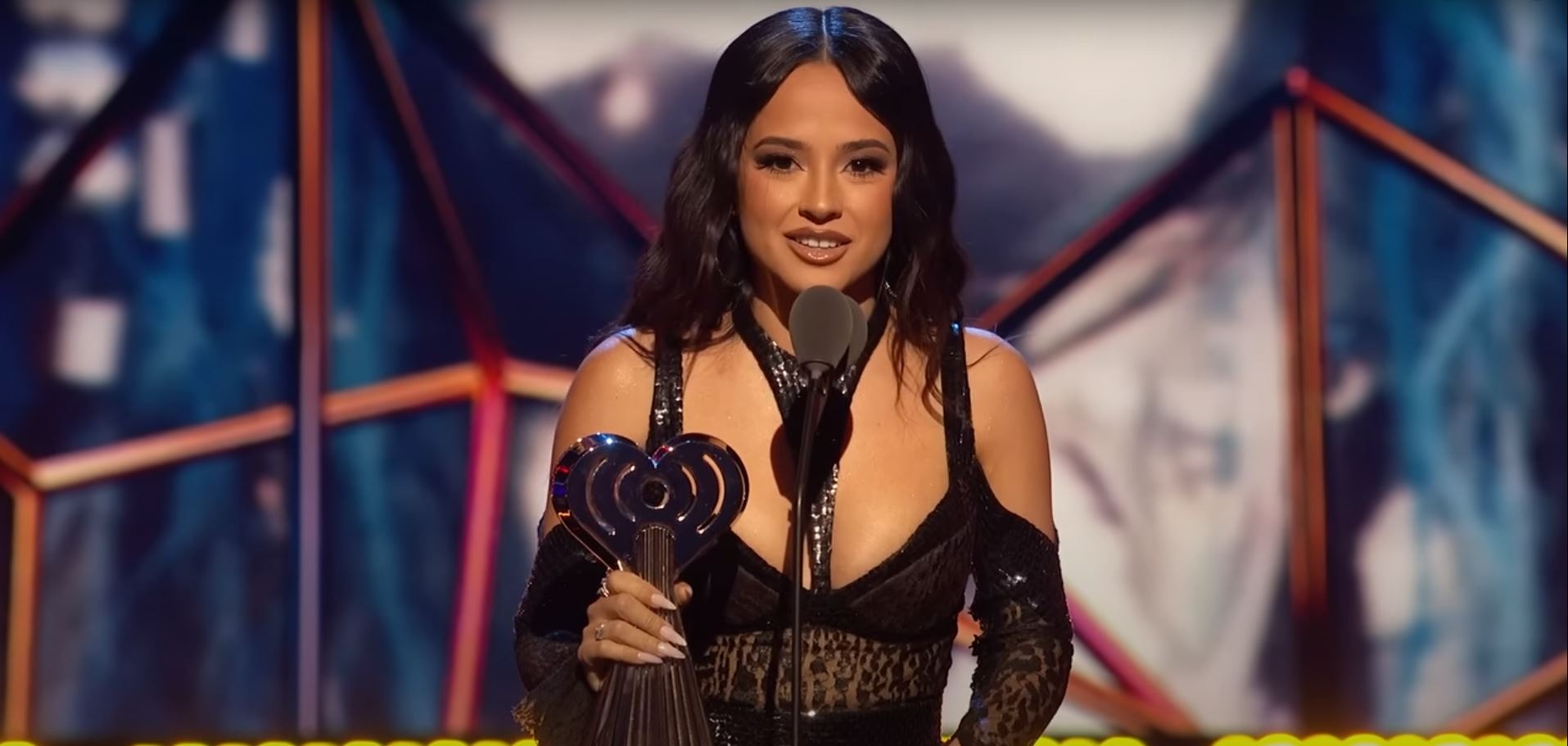 Becky G g wears a neckline with a horn and gives a tremendous speech