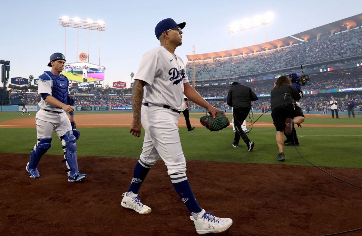 Julio Urias overcomes the cold and wins in his first start game with the Dodgers