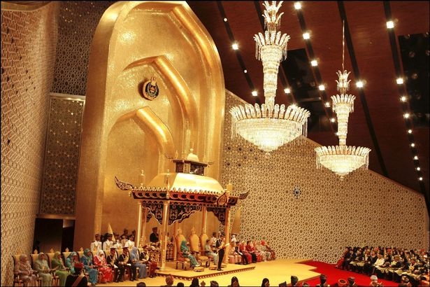 The sultan has around 51000 lightbulbs to keep all two million square feet of space lit