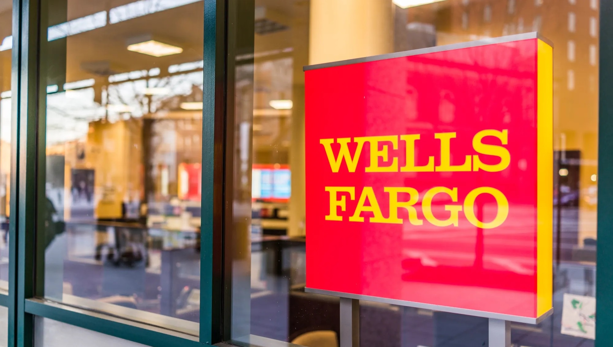 Wells Fargo agreed to pay USD 1 billion to its shareholders to settle a class action lawsuit