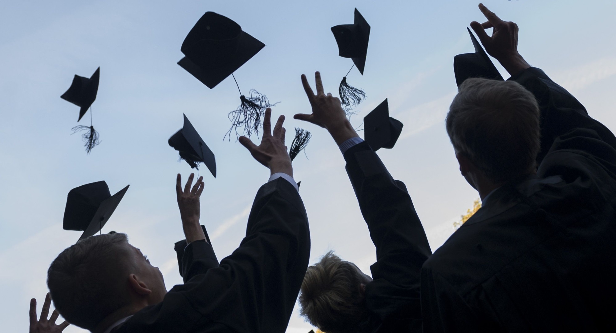 Speaker surprises Massachusetts college graduation with USD 1000 for graduates