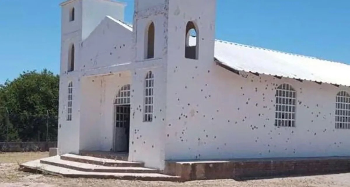 More than 700 bullets They shoot at a church in northern Mexico and leave a decapitated body in front of the temple