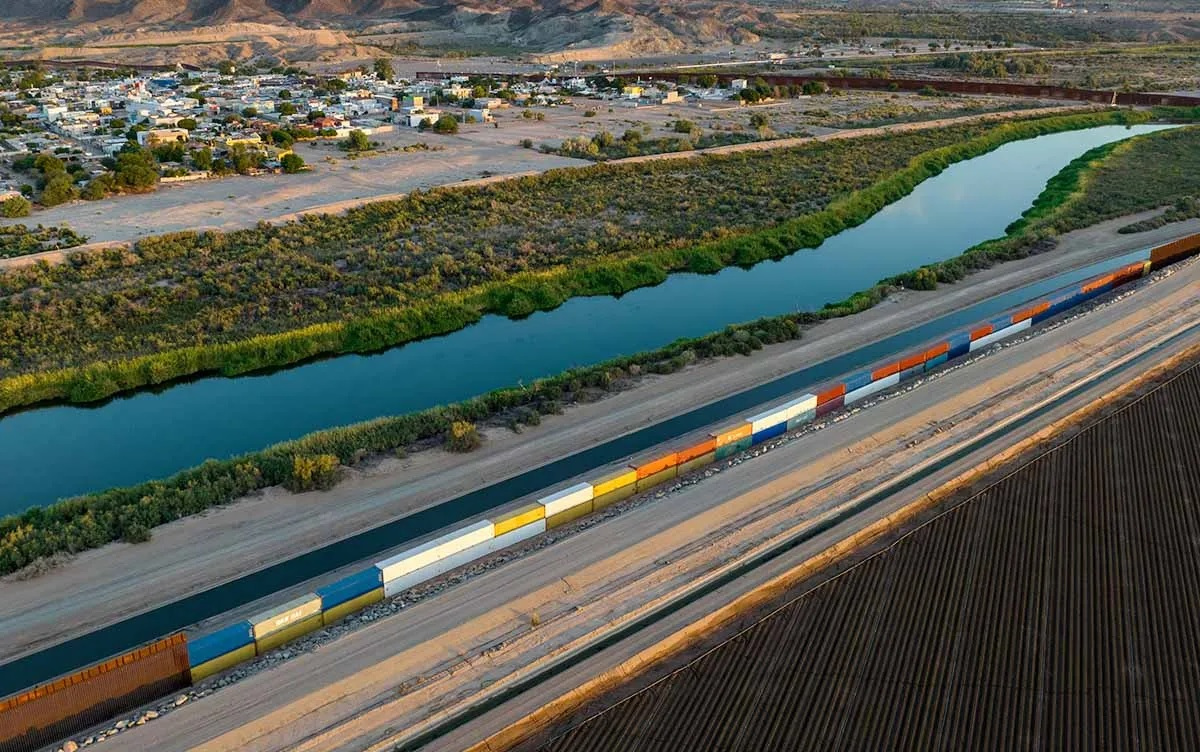 Arizona governor puts up for sale 2000 containers that were used as a wall on the border