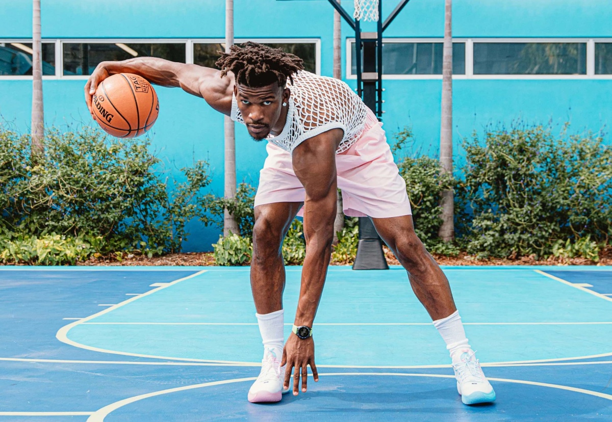 Jimmy Butler played with street fans at Street Court in Ecuador