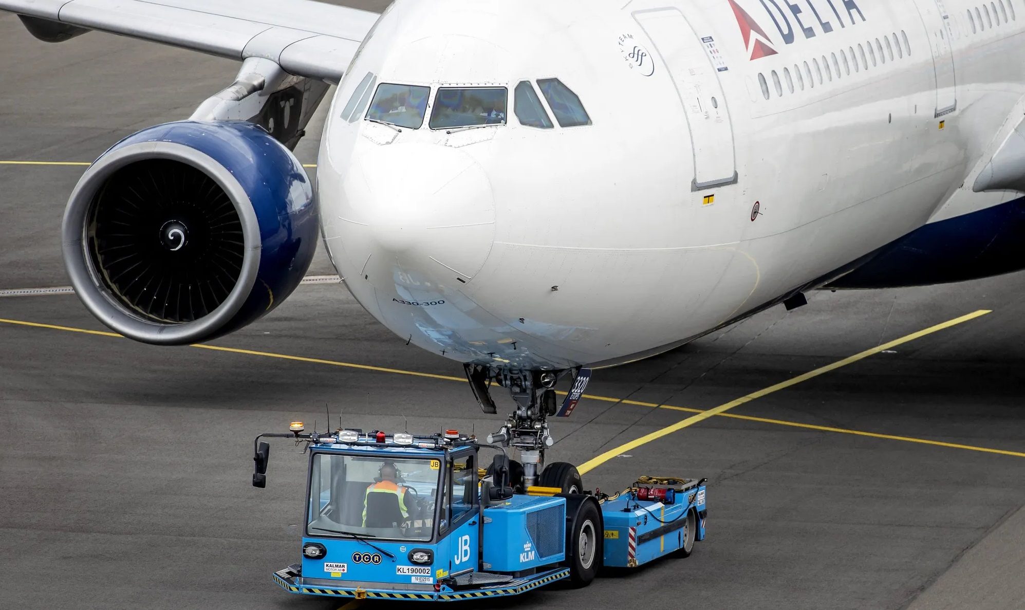 Delta flight crashes landing in Atlanta and leaves one person injured after blowing out a tire