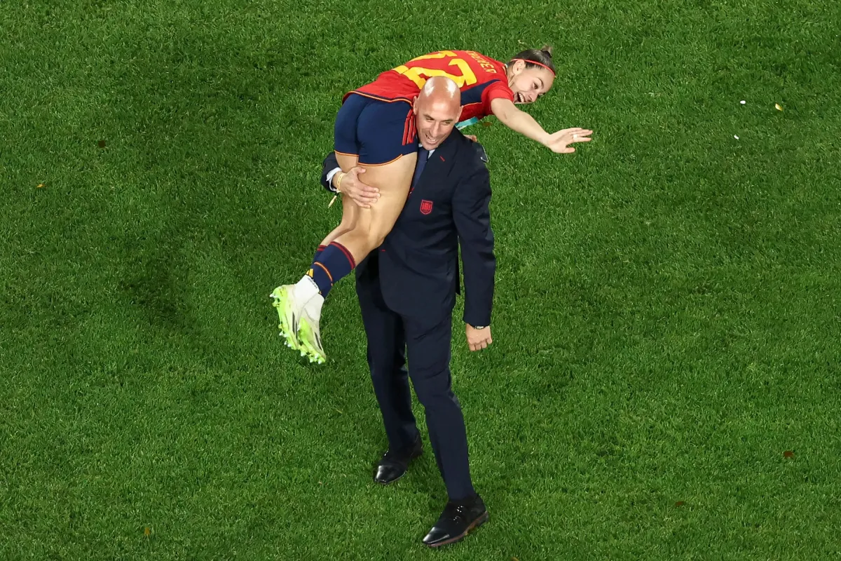 Athenea del Castillo is carried on the shoulders of Luis-Rubiales during the celebration of the World Cup news image 2000