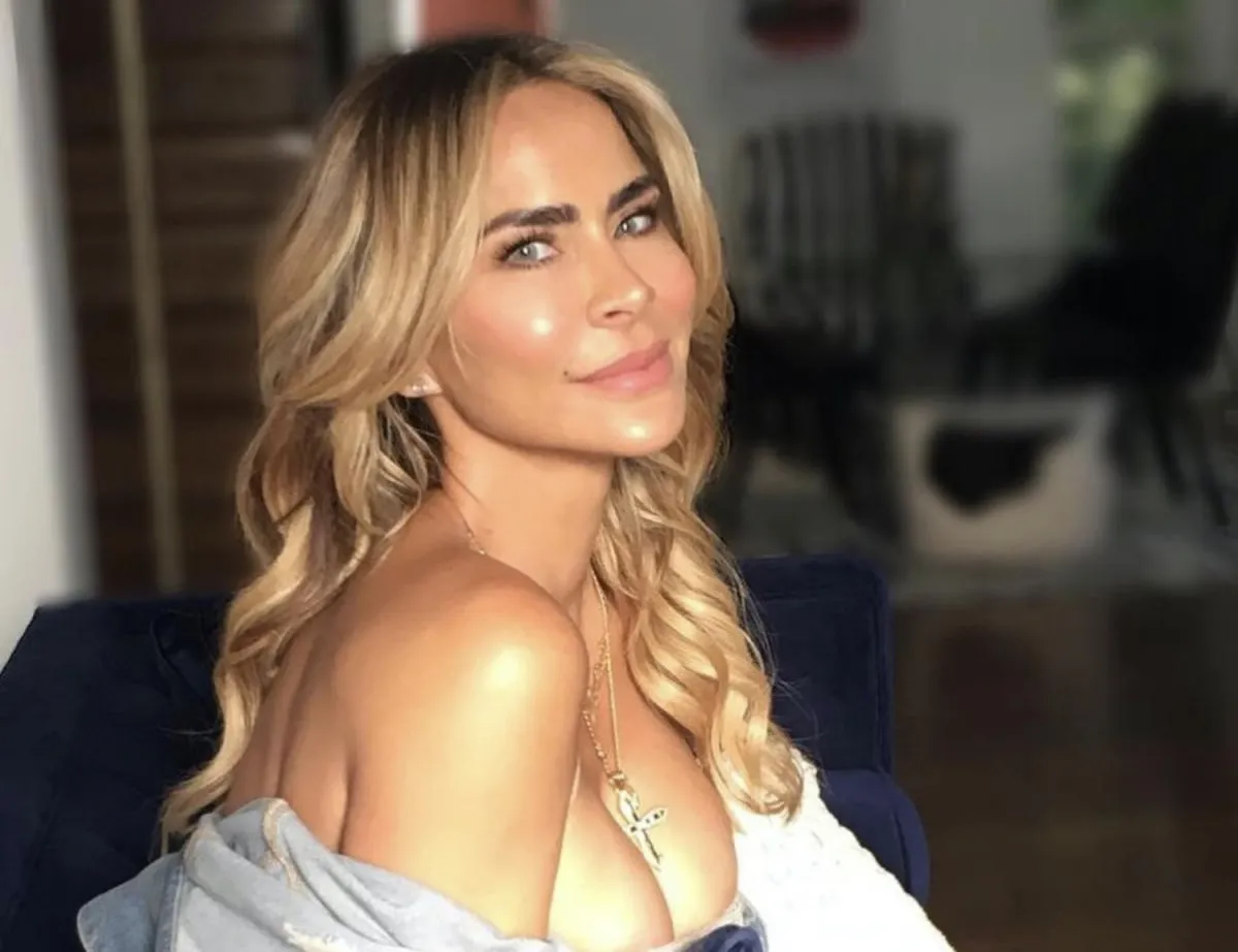 At the gym Aylin Mujica shows off her toned body by doing pulley exercises