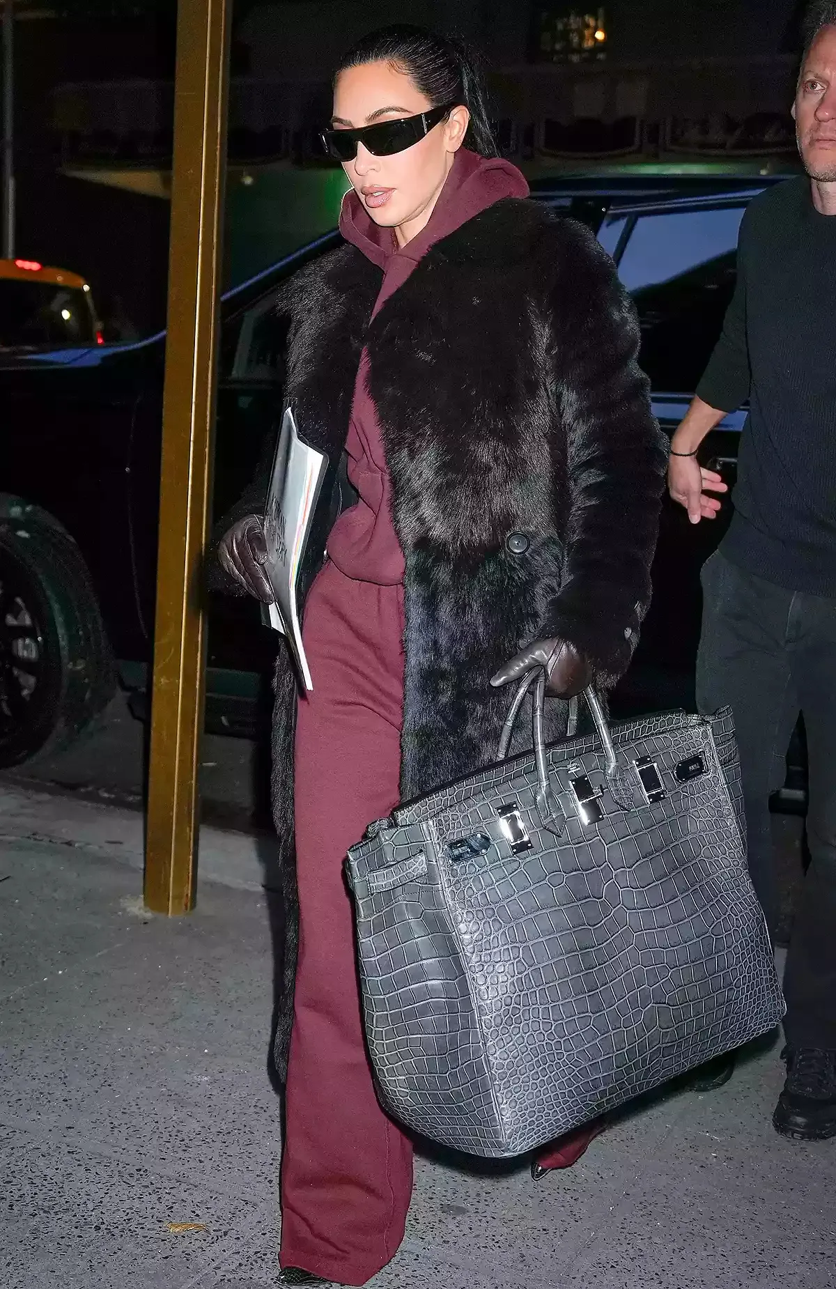 Kim Kardashian walks through the streets with a giant bag worth 110,000 dollars