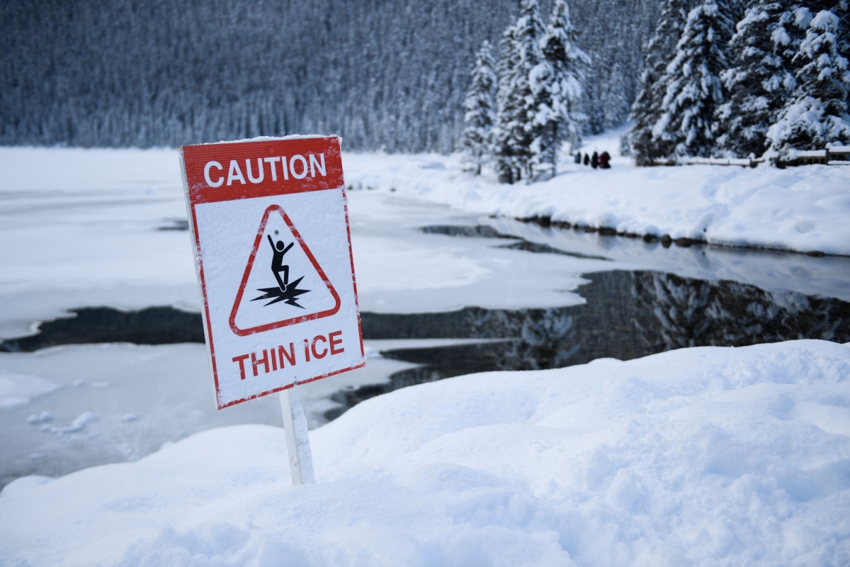 Tragedy in Arizona 3 people die after breaking into ice while taking a photo on a frozen lake