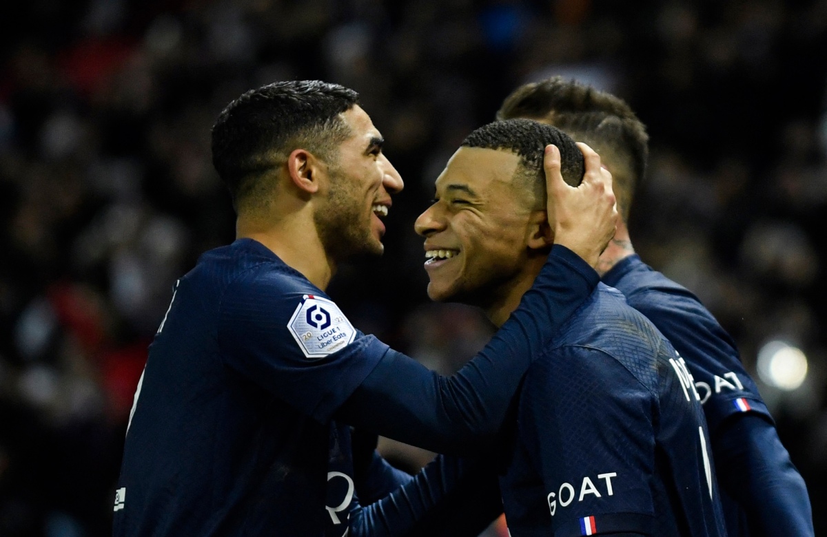 Kylian Mbappe and Achraf Hakimi enjoy a street show in the streets of New York incognito