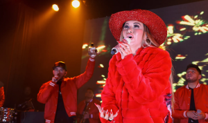 Chiquis Rivera pays tribute to Jenni Rivera and sings with her brother Johnny Lopez in CDMX