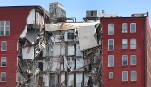 After the collapse of a building in Iowa, there are still 5 missing, they suspect that 2 are still under the rubble