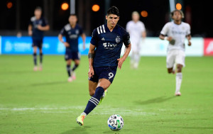 Alan Pulido scored another double and took a point from Hector Herrera's Houston Dynamo