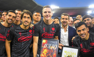 The striker Julio Furch received a tribute in his last game with Atlas before leaving