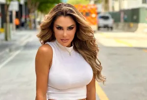 Ninel Conde shows off her attributes while boarding a van, wearing vinyl leggings