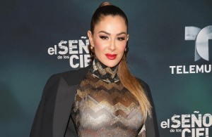 Ninel Conde exposes her stunning curves while exercising in tight leggings