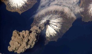 Authorities warn of possible eruption of the Alaskan volcano after recording several earthquakes